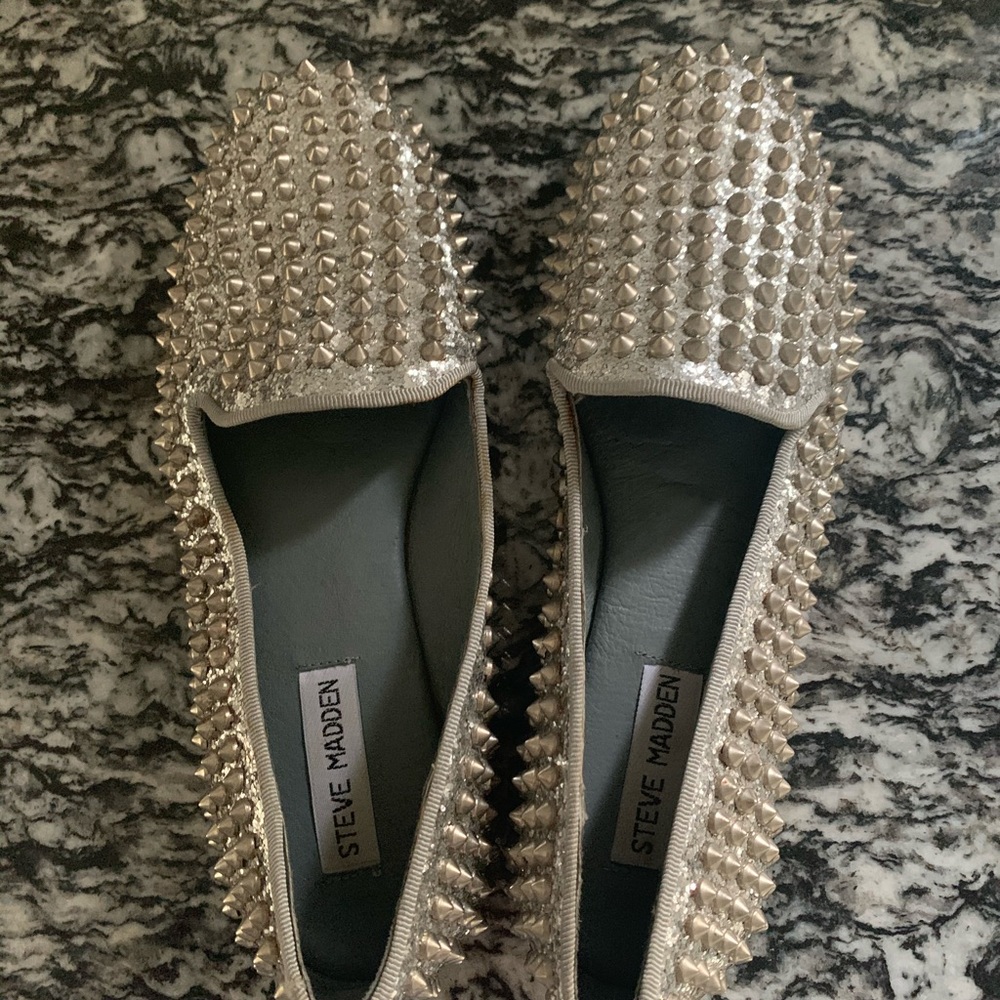 Steve Madden Studded silver size 8 loafers
